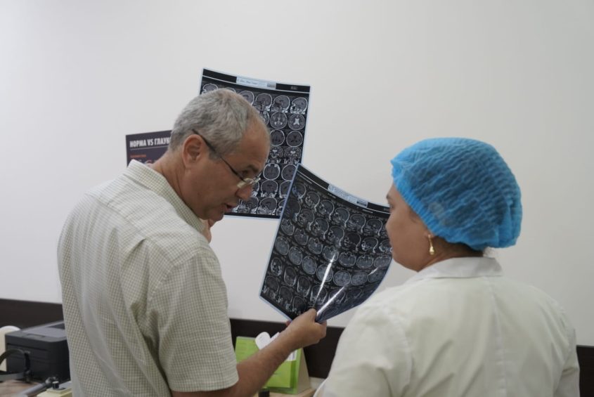דר אלוני מעריך הדמיה של מטופל נוירואופטלמולוגי. בדיקת המטופלים מבוצעת בבית החולים לעיניים המרכזי בטשקנט, אוזבקיסטן. צילום: דוברות ברזילי