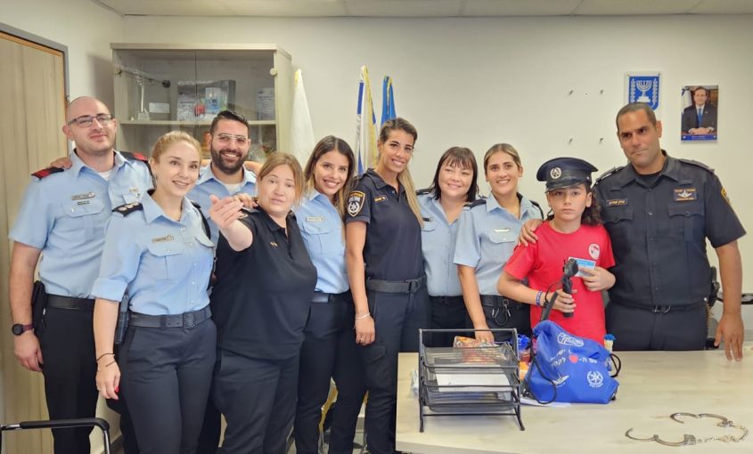 ים בראנס ושוטרי התחנה. צילום: דוברות המשטרה