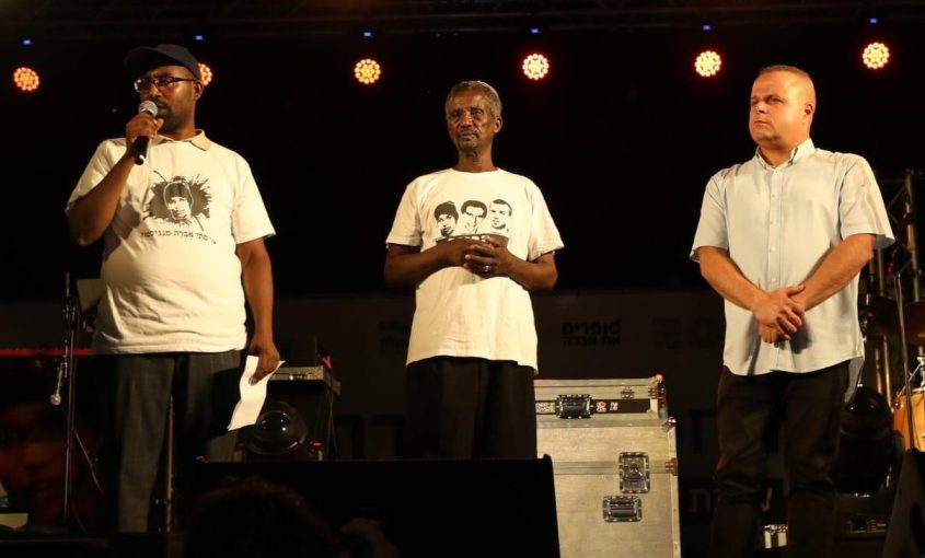 אביו ואחיו של אברה לצד ראש העירייה. צילום: סיון מטודי