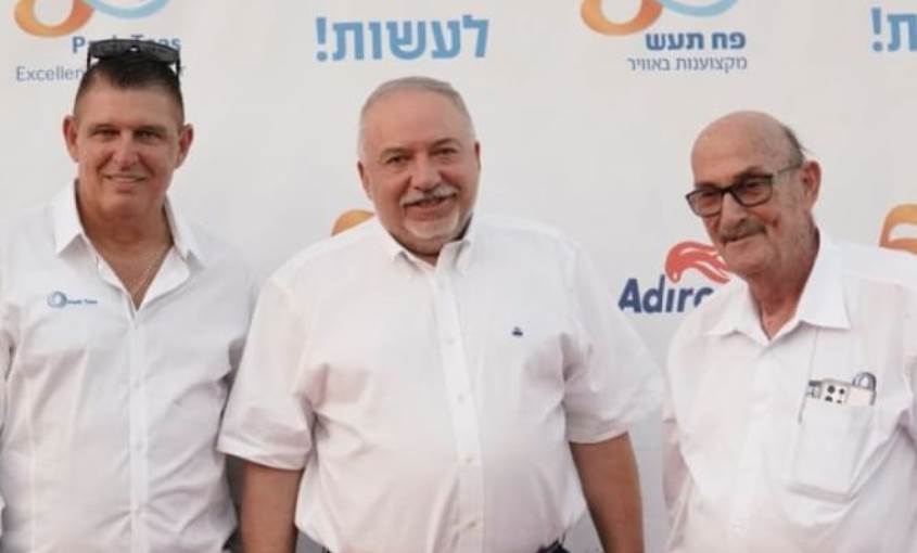 אהרן שפירא (מימין), שר האוצר ליברמן, ואבי כהן (משמאל). צילום: אלדד שץ