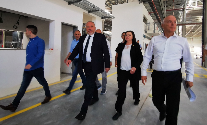 השר ליברמן ומ"מ רה"ע, סופה ביילין בסיור במפעל
