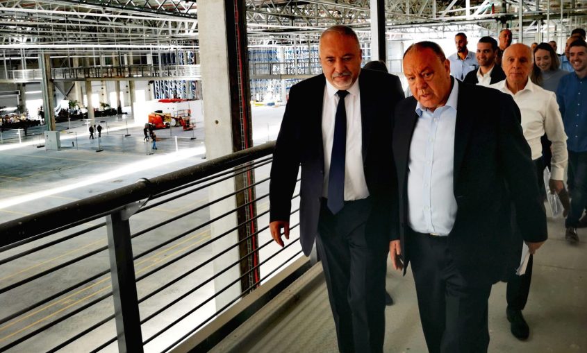 יו"ר רב בריח, שמואל דונרשטיין ושר האוצר אביגדור ליברמן בסיור