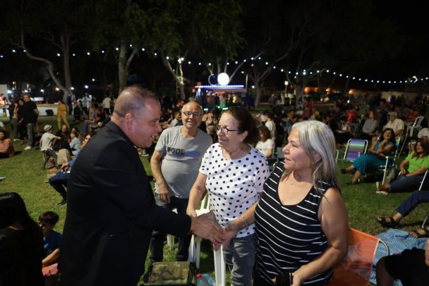 תומר גלאם, ראש העיר, מברך את התושבים. צילום: אלדד עובדיה