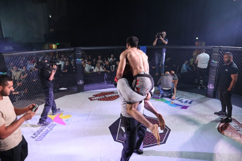 קרב בתחרות MMA בהיכל הספורט אשקלון. צילום: אלדד עובדיה