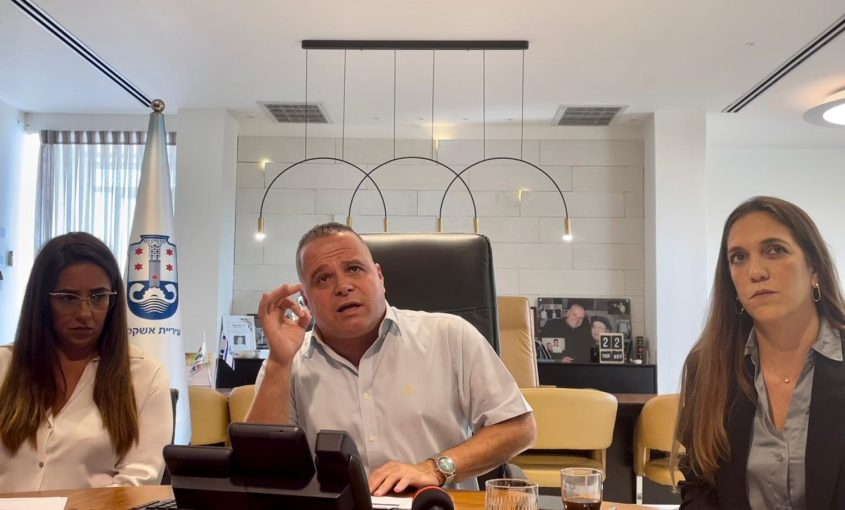 מיטל אמיתי, תומר גלאם ומיריי אלטיט בישיבה. צילום: דוברות עיריית אשקלון