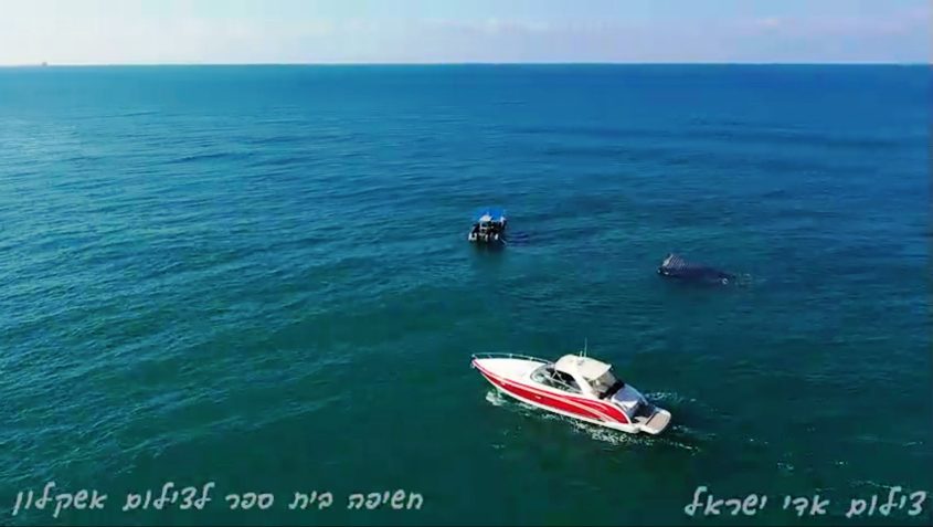 הסירה (בחזית הצילום) בה ישב איבגי ליד המכולה. צילום: אדי ישראל, חשיפה בית ספר לצילום