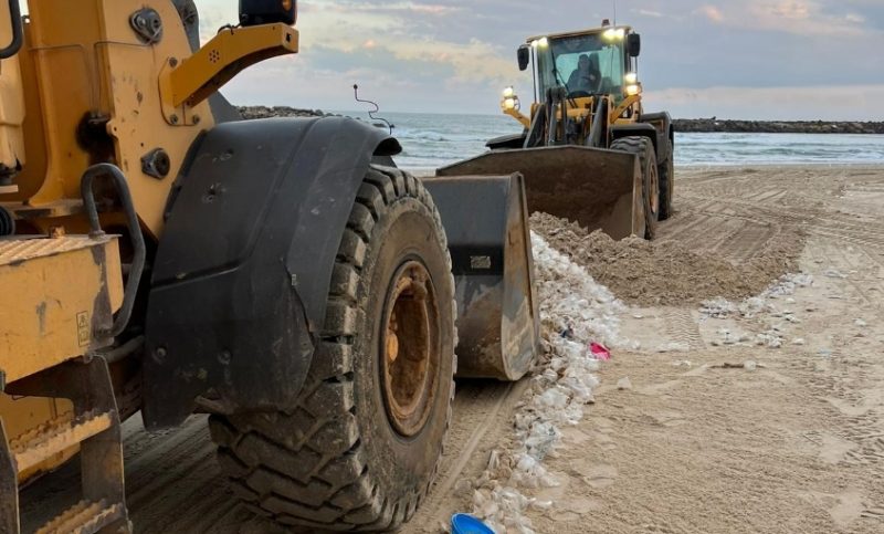 מנקים את החופים. צילום: דוברות עיריית אשקלון