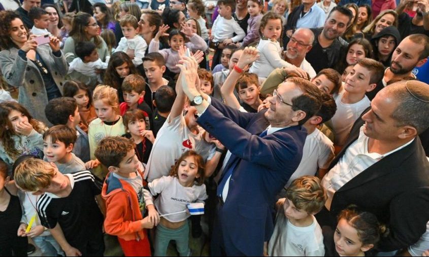 הנשיא מצלם סלפי עם ילדי ותושבי הקיבוץ. צילום: קובי גדעון/לע"מ