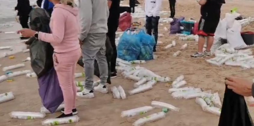 שקיות מלאות בחוף הים