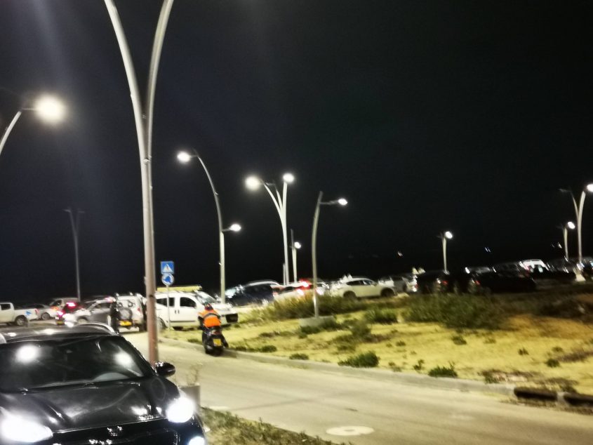 רכבים רבים בחניה של חוף חופית