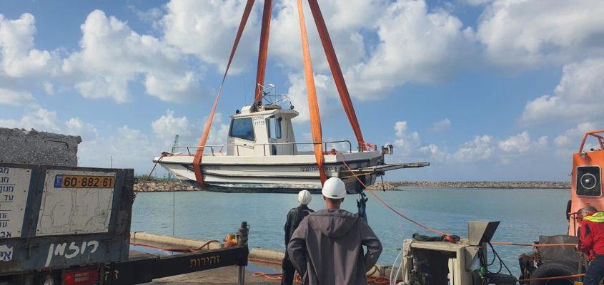 אחת הספינות של המשרד. צילום: רני עמיר, המשרד להגנת הסביבה