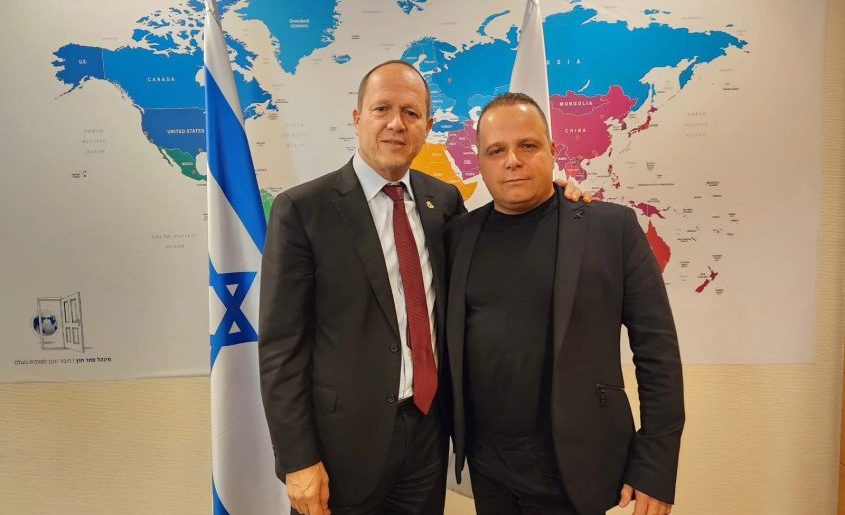 שר הכלכלה ניר ברקת ורוה"ע תומר גלאם. צילום: דוברות עיריית אשקלון