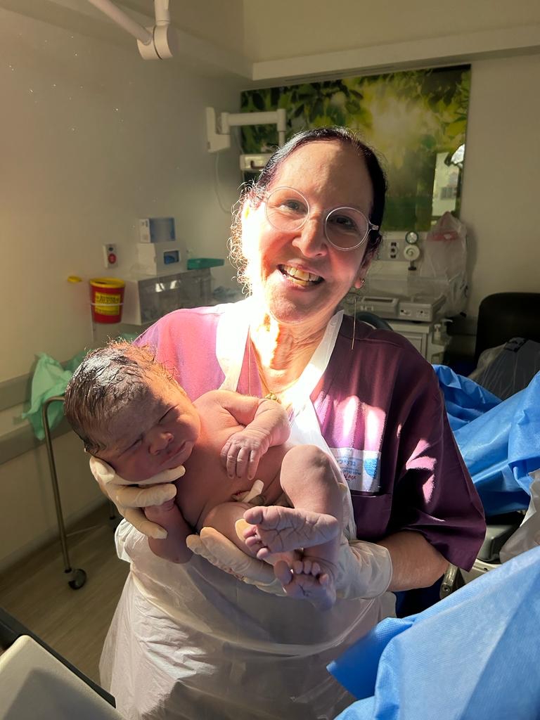 לאה מרגלית, והתינוק שיילדה אתמול. צילום: דוברות ברזילי