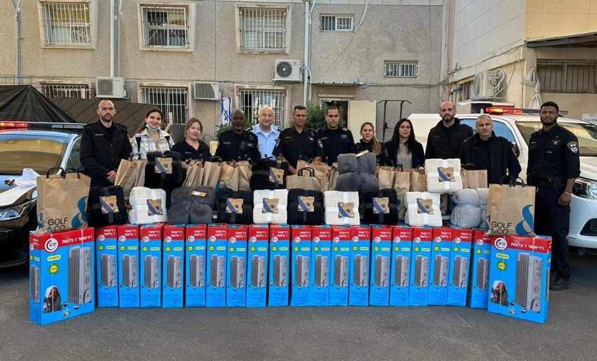 השוטרים והציוד שנרכש. צילום: דוברות המשטרה