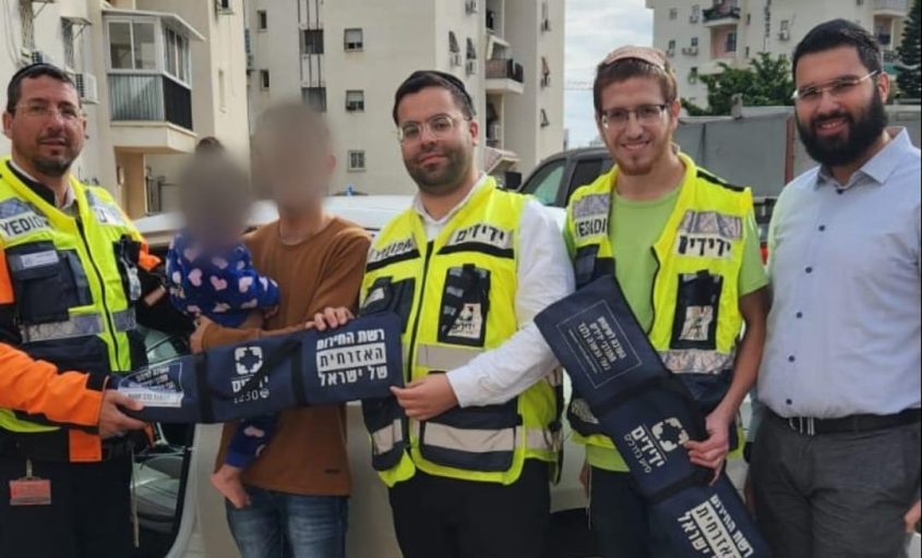 המתנדבים עם ההורה והפעוט שחולץ. צילום: ידידים