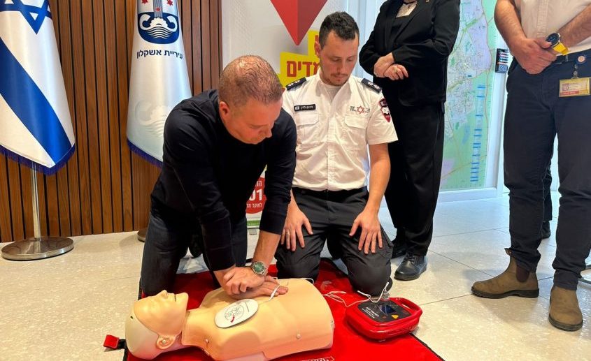 ראש העיר בהדרכה מצילת חיים. צילום: דוברות עיריית אשקלון