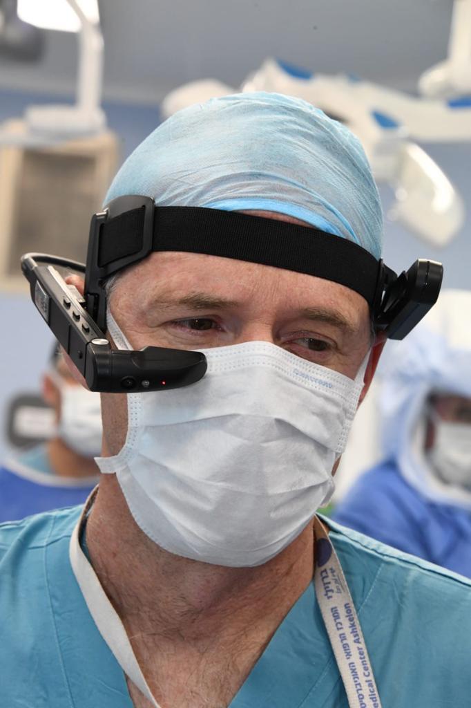 ניתוח חדשני בעזרת משקפי מציאות רבודה. צילום: דוד אביעוז, צילום רפואי, ברזילי