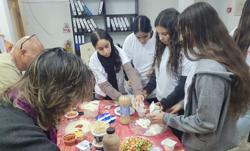 תלמידי אורט צור ברק מכינים ארוחה עם משה כהן אב הבית