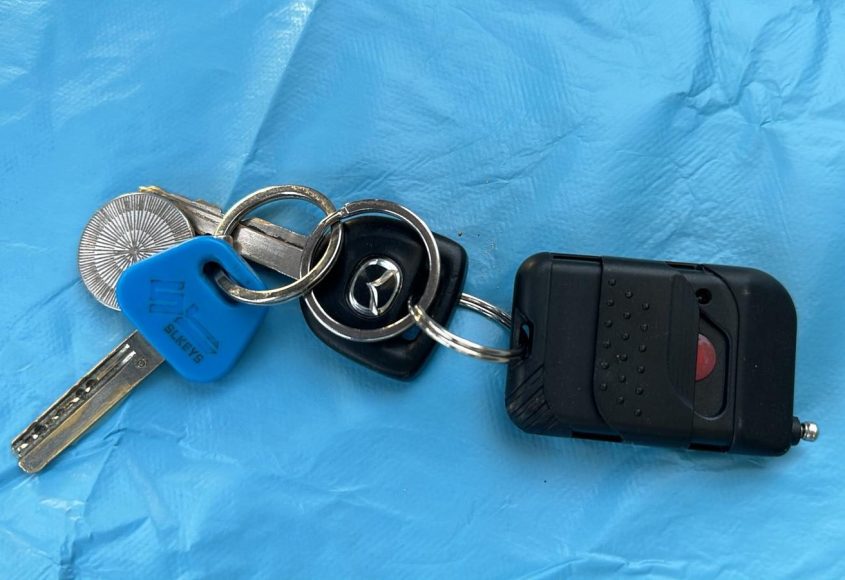 השלט להפעלה מרחוק של המטען במחזיק המפתחות. צילום: דוברות המשטרה