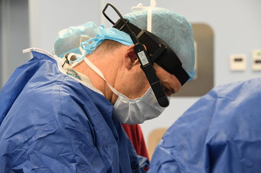 ניתוח חדשני בעזרת משקפי מציאות רבודה. צילום: דוד אביעוז, צילום רפואי, ברזילי