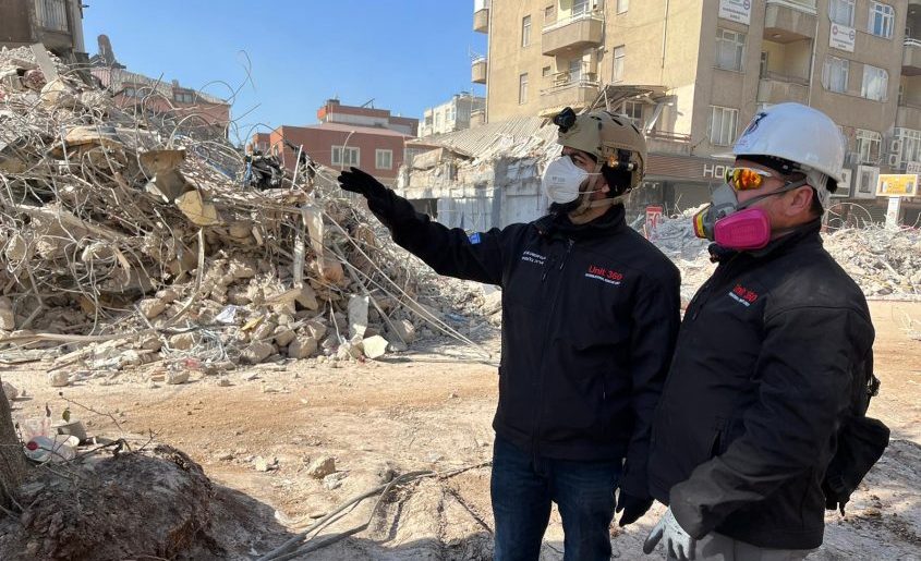 חברי המשלחת מאשקלון באזור ההרס