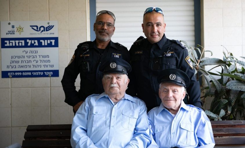 הקשישים והשוטרים. צילום: נורית קראדי