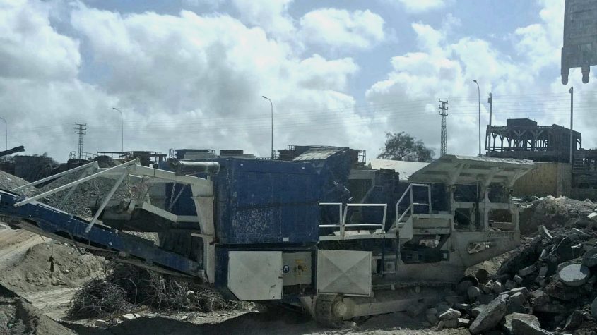 המכונה שבה נלכד הפועל. צילום: תיעוד מבצעי כבאות והצלה