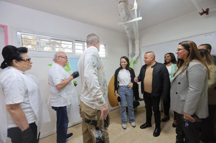 ראש העירייה והילה לוי בבית קנדה. צילום: אלדד עובדיה