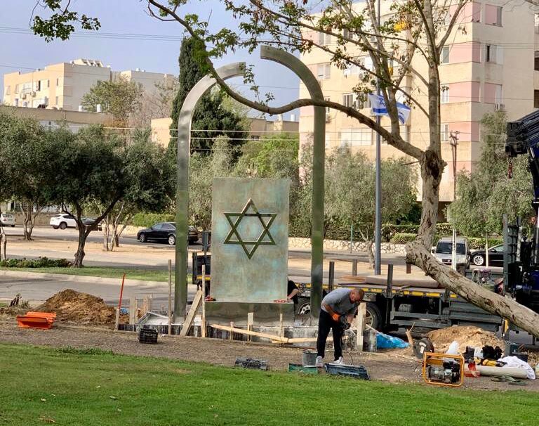 הצבת האנדרטה הבוקר באשקלון. צילום: דוברות עיריית אשקלון
