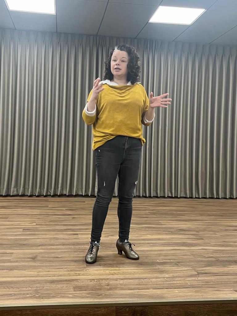 יאנה גוטמן במופע סטנדאפ. צילום: המכללה האקדמית אשקלון