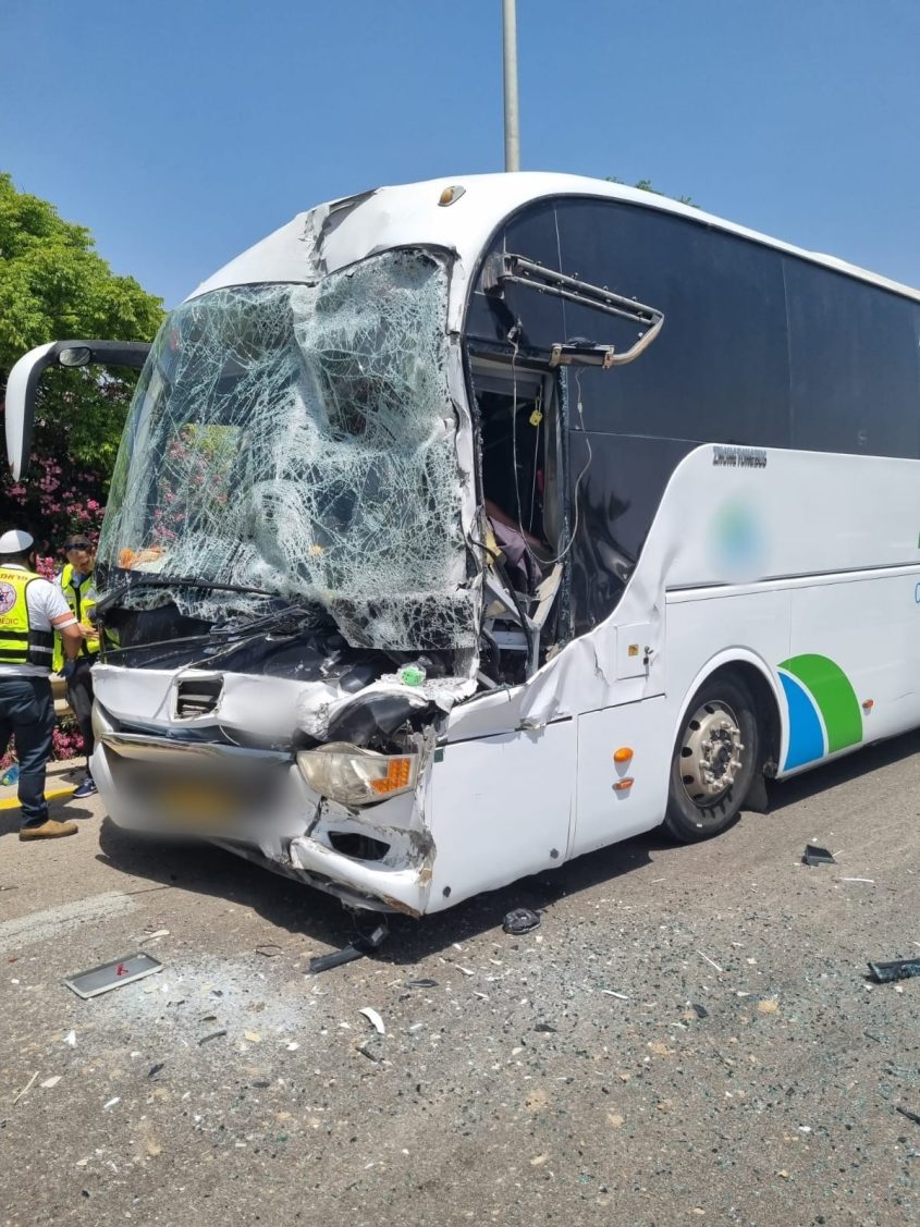 זירת התאונה של האוטובוס והמשאית. צילום: תיעוד מבצעי מד"א