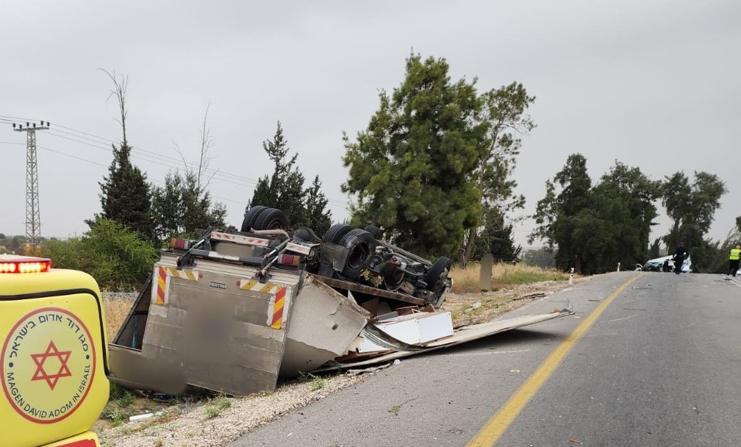 זירת התאונה בכביש 232. צילום: גלעד חגבי, תיעוד מבצעי מד"א