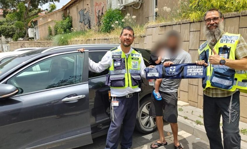 מתנדבי ידידים עם האב והילד. צילום: ידידים