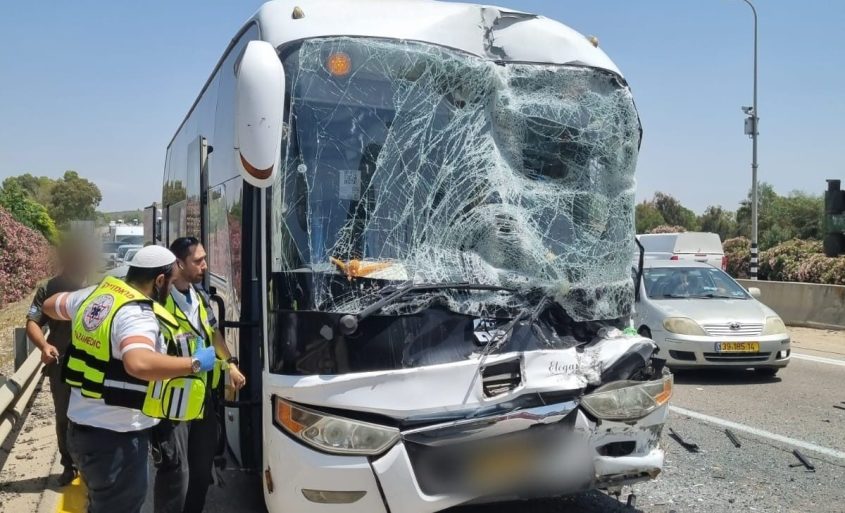 זירת התאונה של האוטובוס והמשאית. צילום: תיעוד מבצעי מד"א