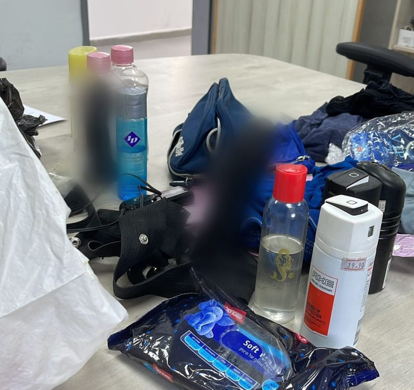 חומרי סיכה ואביזרי מין שנתפסו בחדרו של אב הבית. צילום: דוברות המשטרה
