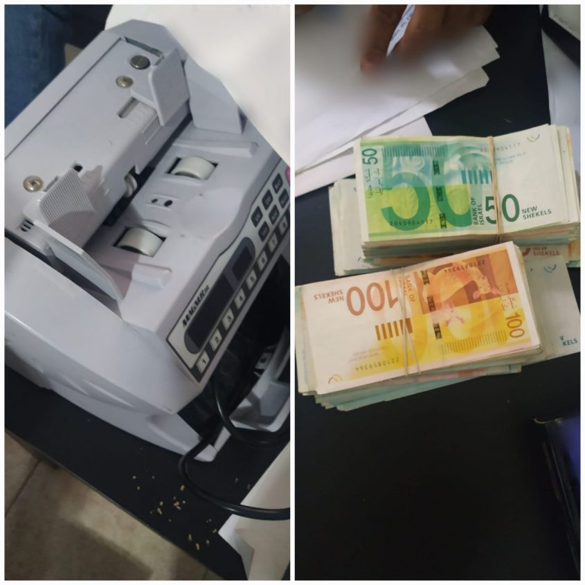 כסף מזומן ומכונה לספירת שטרות שנתפסו ברשות החשוד באשקלון. צילום: דוברות המשטרה