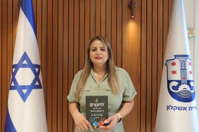 ליז כהן עם ספרה החדש. צילום: אלדד עובדיה