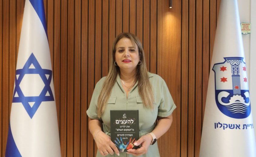 ליז כהן עם ספרה החדש. צילום: אלדד עובדיה