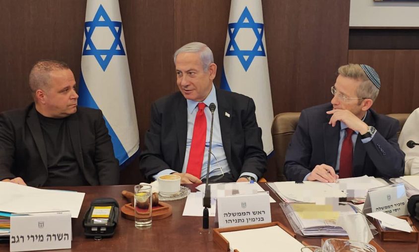 רה"מ בנימין נתניהו ורה"ע תומר גלאם לצד מזכיר הממשלה