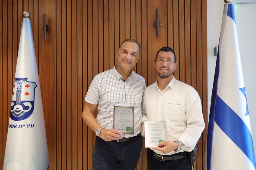 מגני הוקרה לאורן סרוסי והרב ליאור וקנין. צילום: אלדד עובדיה