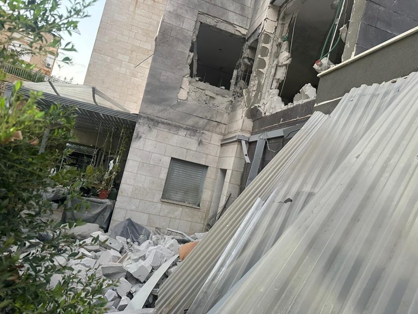 זירת הפגיעה באשקלון. צילום: דוברות עיריית אשקלון