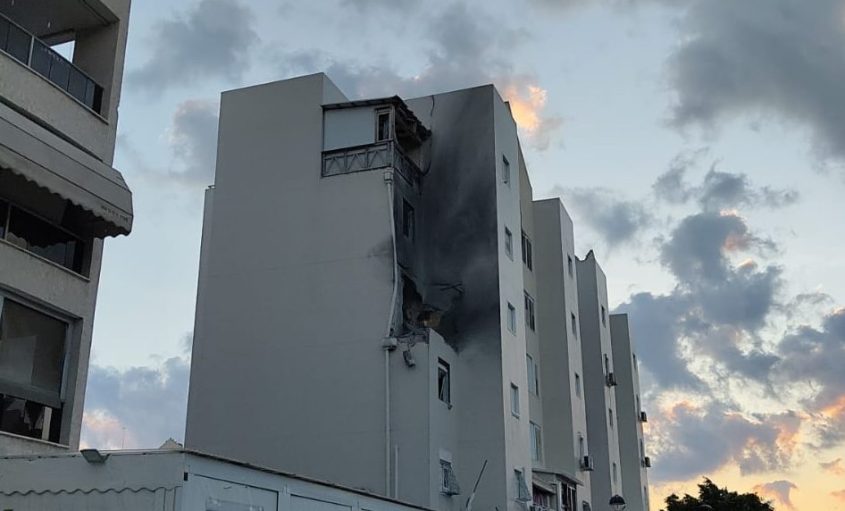 פגיעה ישירה באשקלון. צילום: איציק עטר