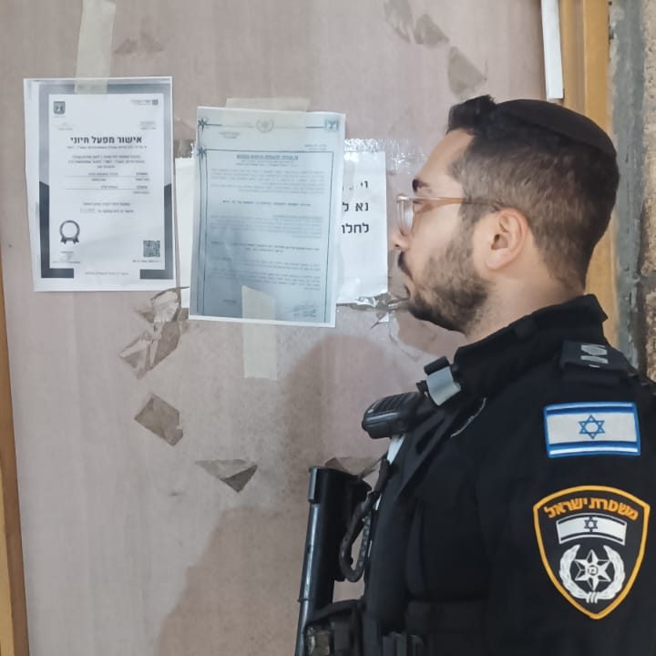 צו סגירה לעסק. צילום: דוברות המשטרה