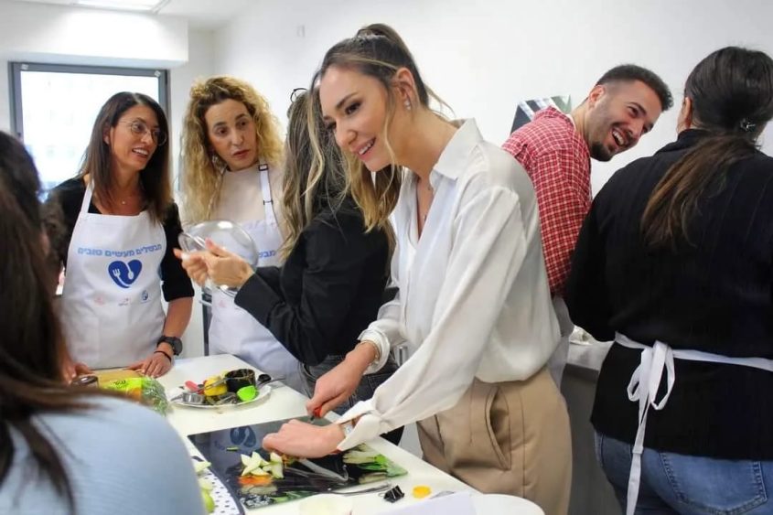 מיכל אנסקי מתנדבת בעמותה ברחובות. צילום: המרכז האקדמי פרס