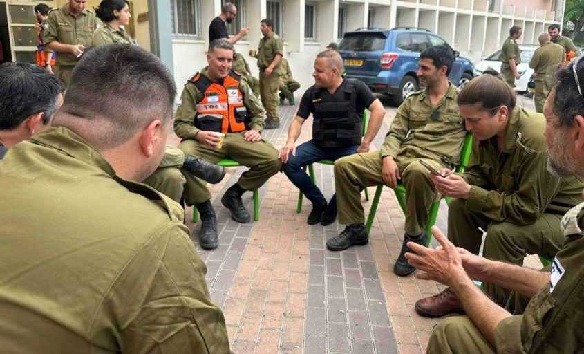אל״מ שגיא ברוך עם חיילים וראש העיר תומר גלאם