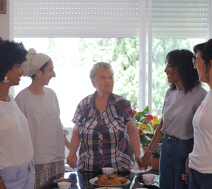עמותת מהלב לצלחת בביקור אצל קשישים עריריים. צילום: דוד מלכה