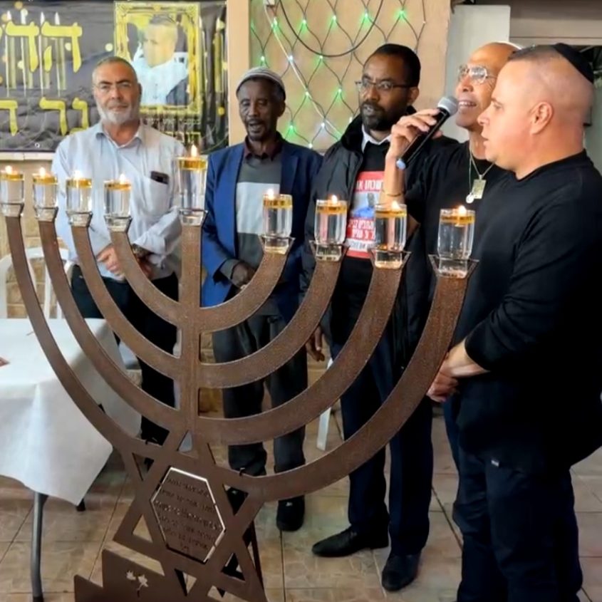 הדלקת נרות עם בני משפחת מנגיסטו