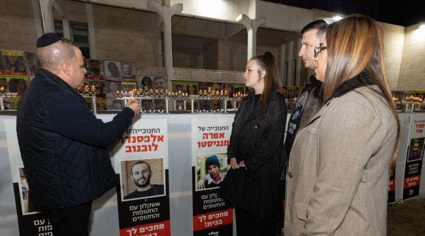 הדלקת חנוכיה עם משפחת לובנוב. צילום: סיון מטודי