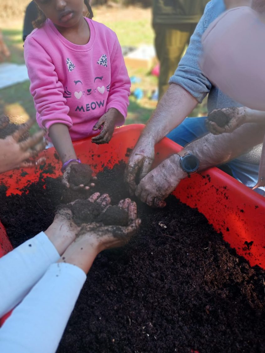 תושבי קיבוץ גבים מכינים כדורי הזרעים. צילום: ניצן בן טל
