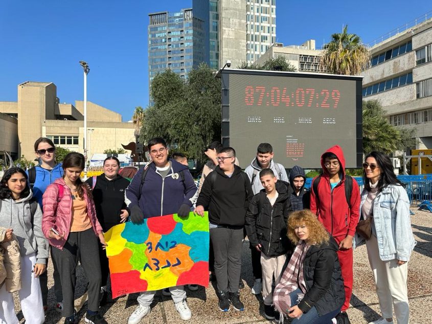 ביקור תלמידי רונסון בכיכר החטופים בתל אביב